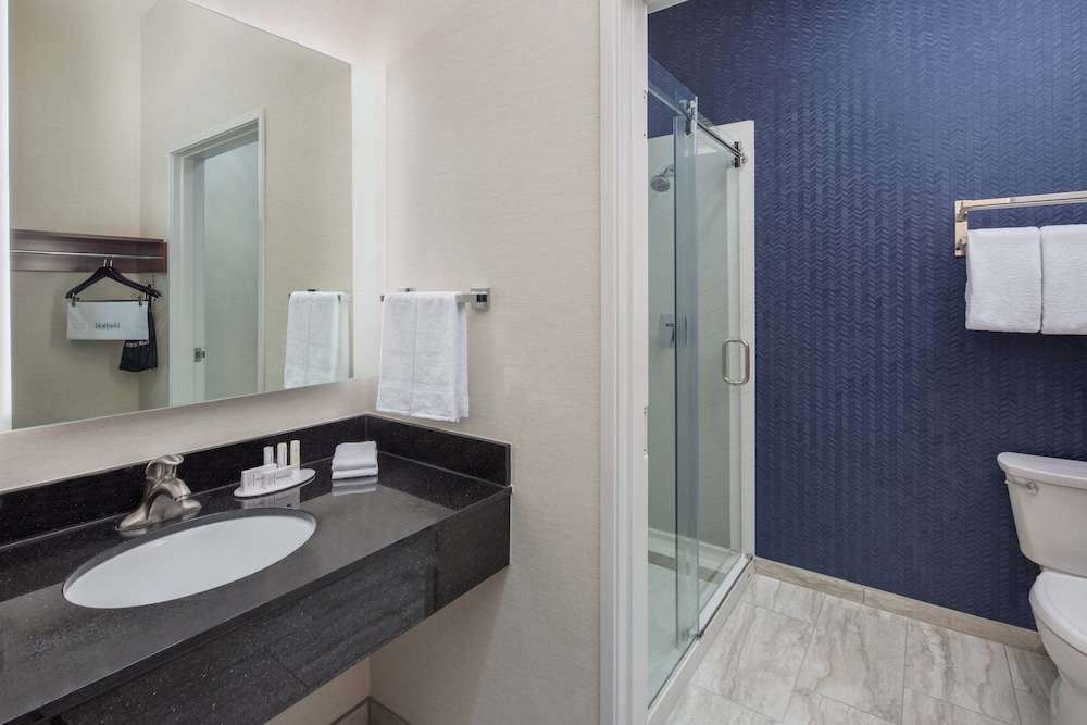 Room, 1 King Bed (Mobility Accessible, Tub) - Photo 3