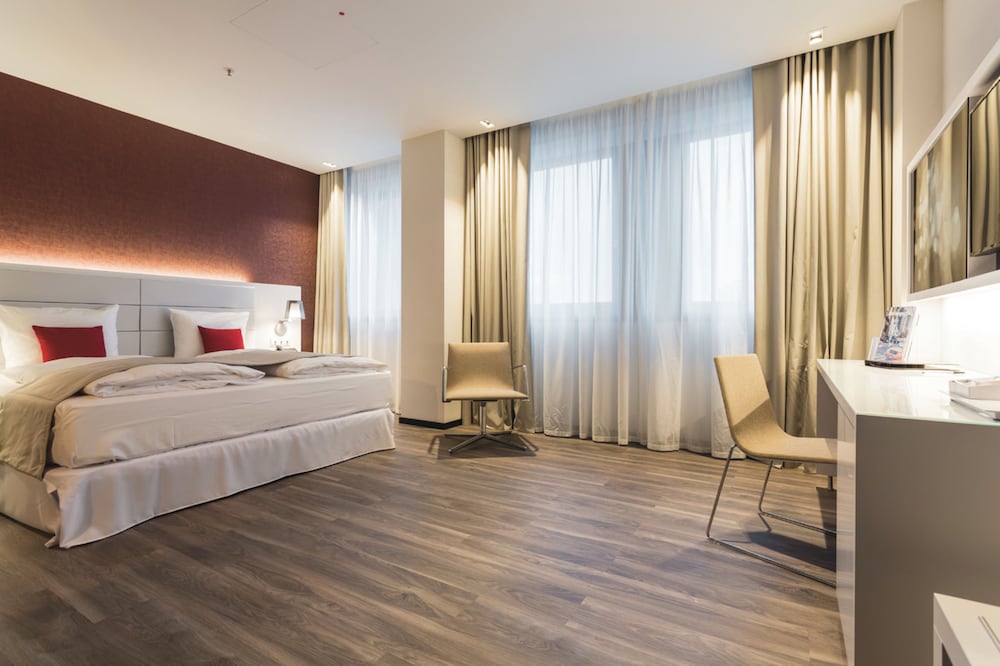 Deluxe Room, 1 King Bed (Superior) - Photo 4