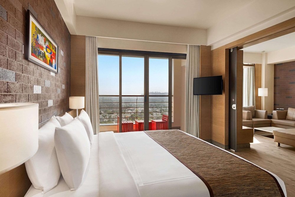 Executive Suite, Non Smoking, Balcony (Living Room, City or Garden View) - Photo 3