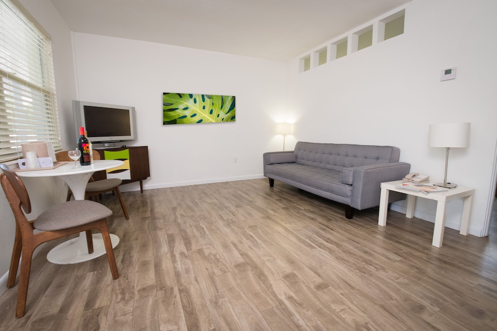 Nonsmoking Double Suite, photo 7