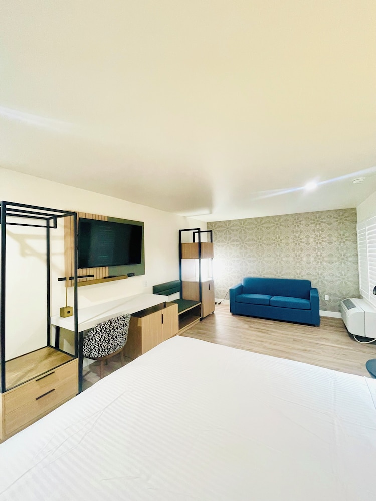 Deluxe Room, 1 King Bed with Sofa bed