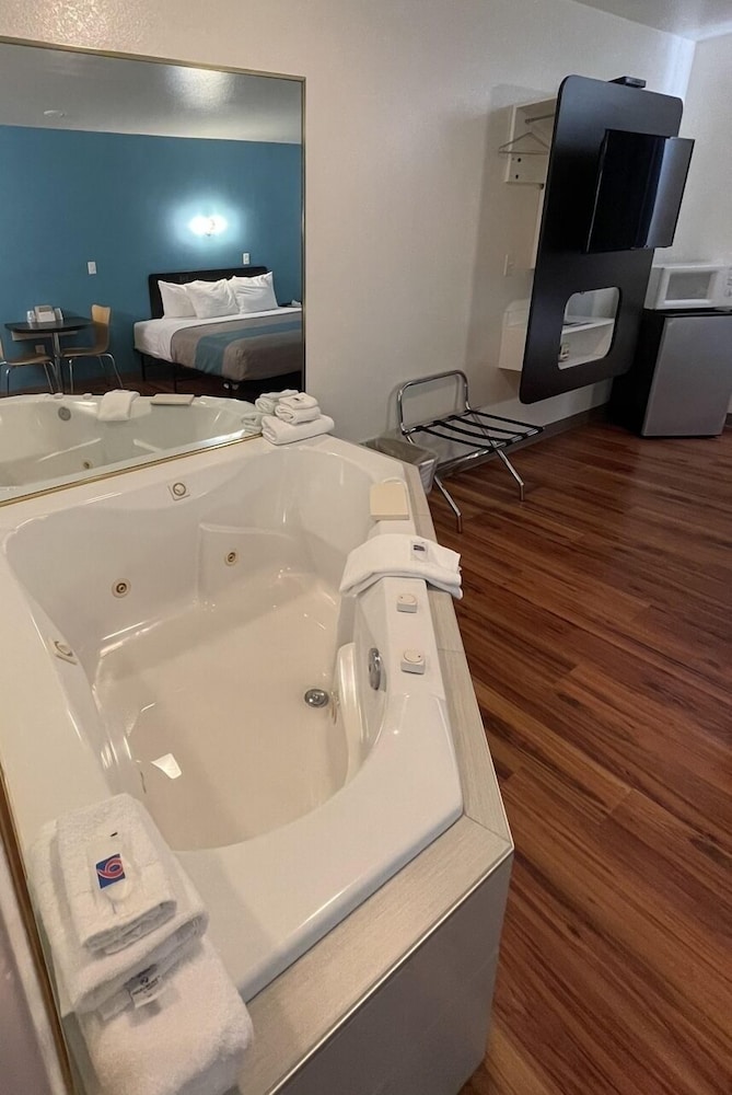 Superior Room, 1 King Bed, Non Smoking, Hot Tub photo 3