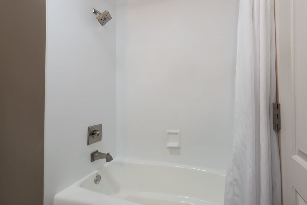 Business King Room - Photo 5