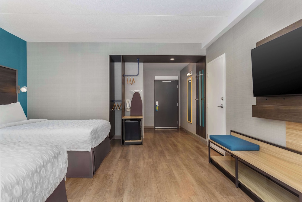 Room, 2 Queen Beds photo 3