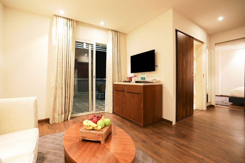 Deluxe Suite with Private Terrace - Photo 11