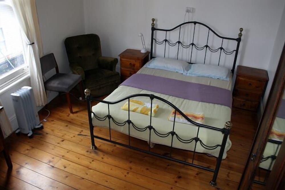 Private Queen Double Room With Shared Bathroom photo 2