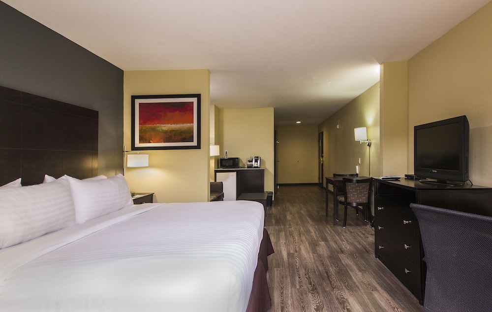 Suite, 1 King Bed With Sofa Bed, Balcony photo 1