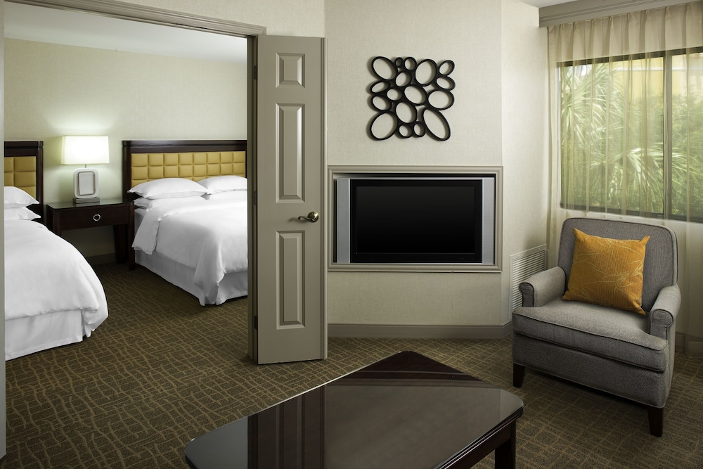 Suite, 1 Bedroom, Pool View thumbnail 6