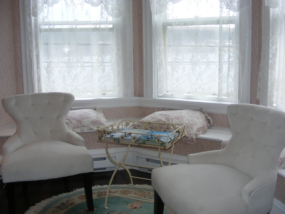Room, 1 Queen Bed, Fireplace, Oceanfront photo 3