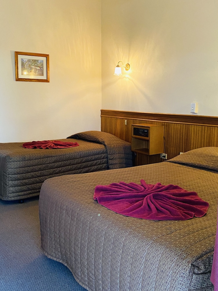 Deluxe Twin Queen Room