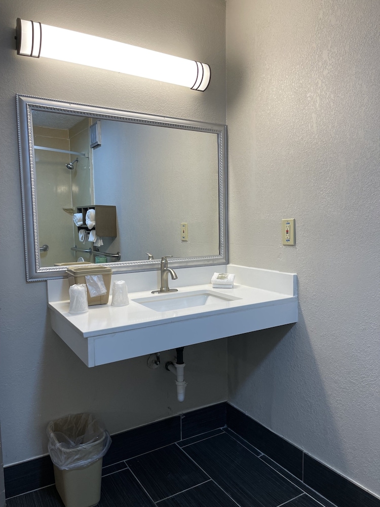 Deluxe Room, 1 King Bed, Accessible, Non Smoking photo 2