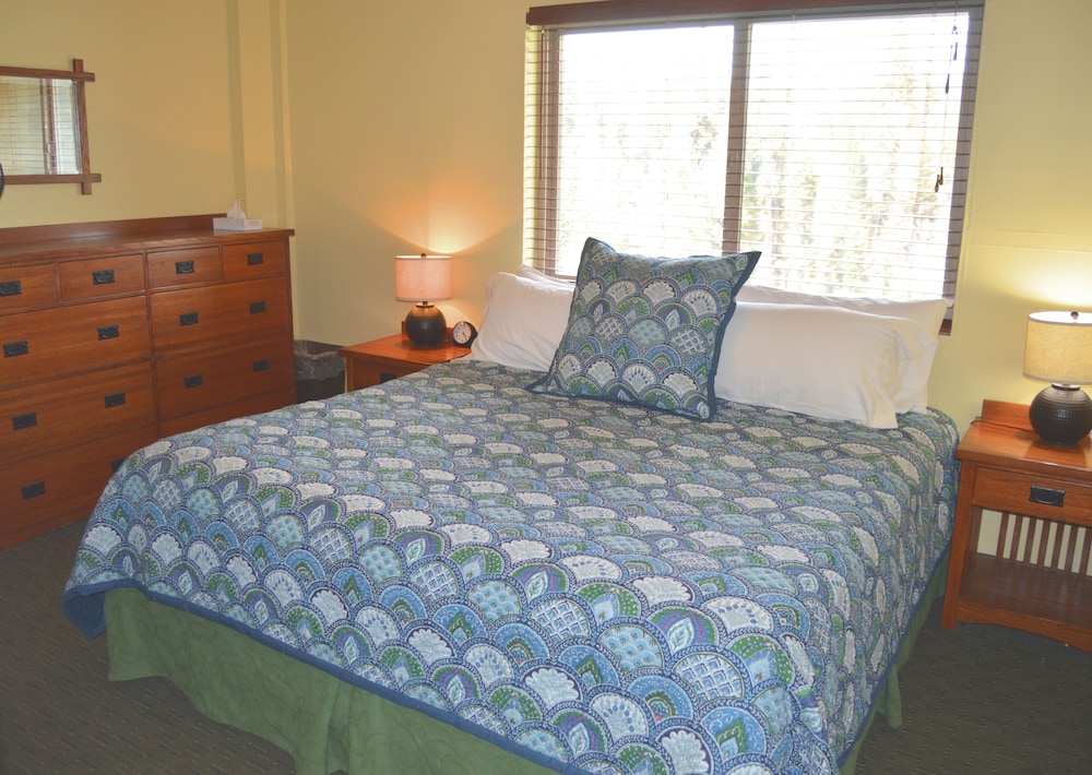 Standard Room, 1 Queen Bed photo 2