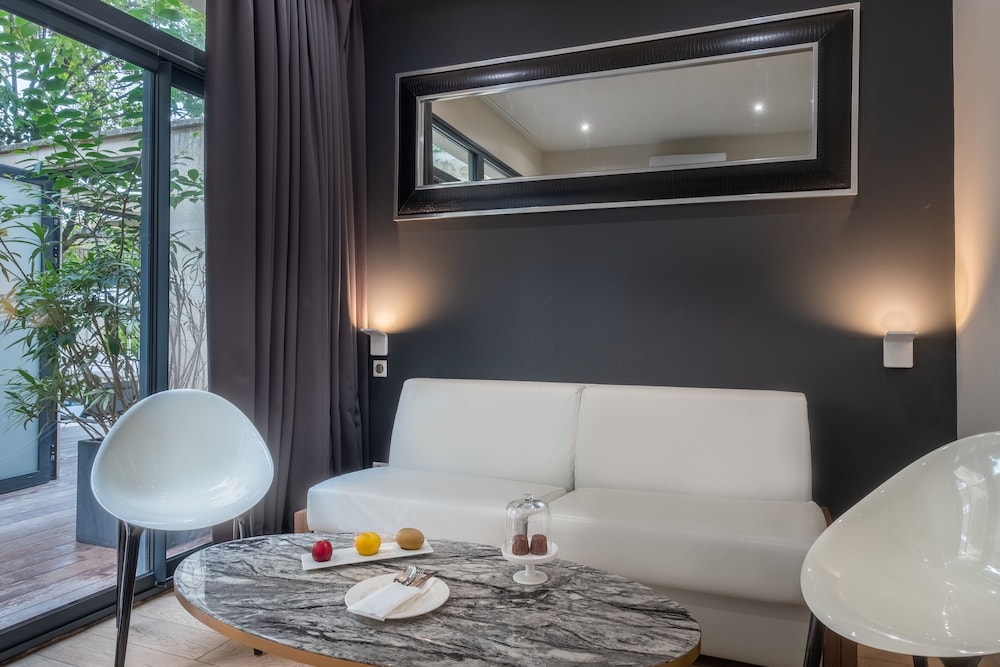 Suite With Terrace, Jacuzzi thumbnail 5
