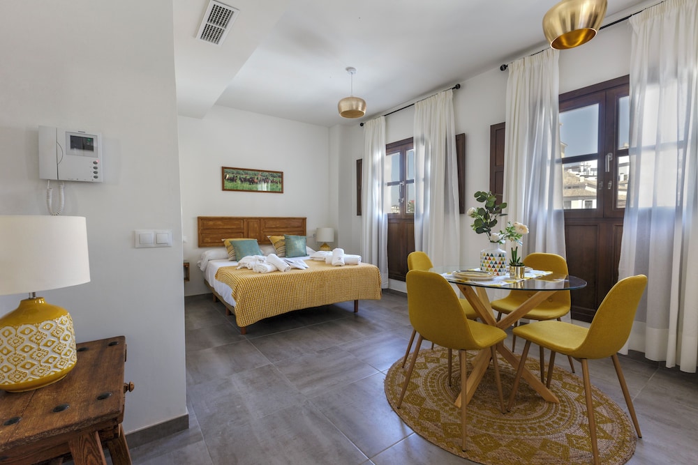 Habitación Doble Deluxe, 1 Cama Queen con Sofá Cama, Vista a la Ciudad