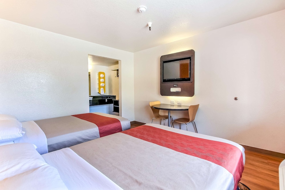 Deluxe Room, 2 Double Beds, Non Smoking, Refrigerator & Microwave photo 3
