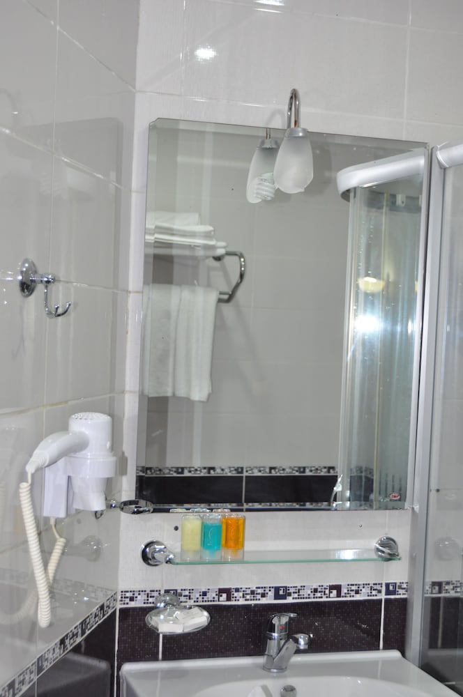 Economy Triple Room, Basement Level photo 3