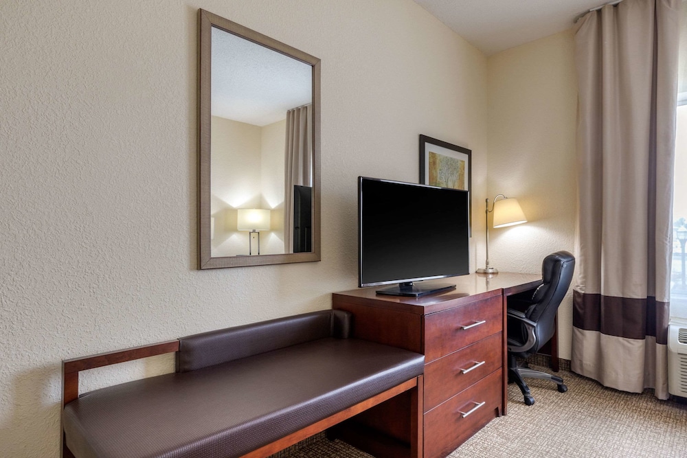 Standard Room, 1 King Bed, Non Smoking - Photo 3