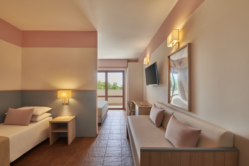 Family Room, Balcony - Photo 1