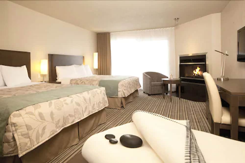 Room, 2 Queen Beds, Single Whirlpool Tub photo 3