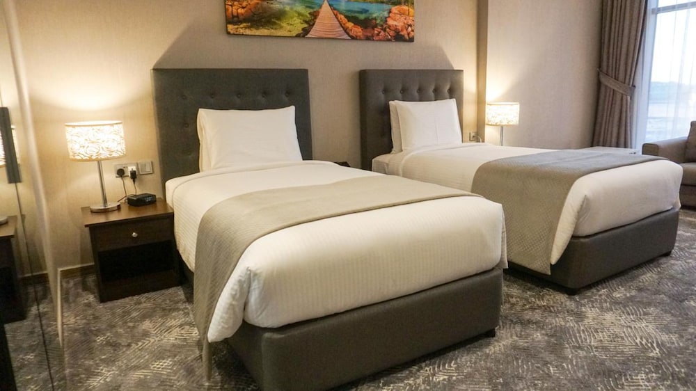 Suite, 2 Bedrooms - Photo 4