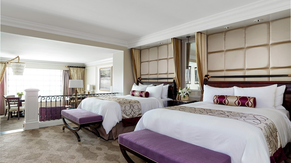 Newly Remodeled Luxury Two Queen Suite with Prestige Club Lounge Access - Photo 15