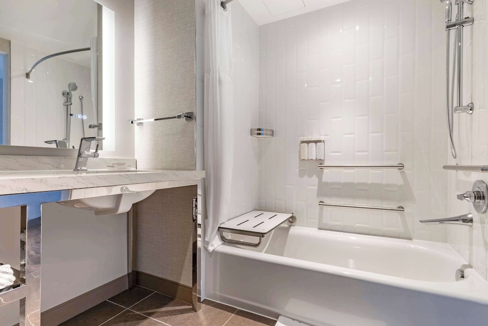 Premium Quadruple Room, 1 King Bed, Non Smoking, Corner (Larger Room) photo 3