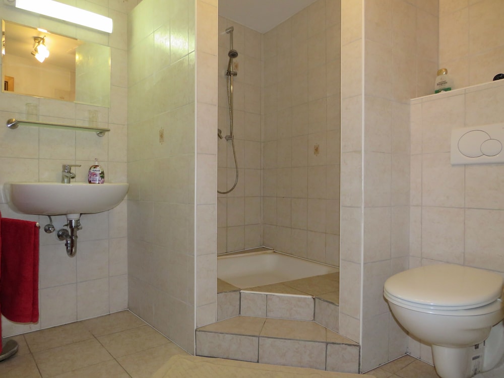 Standard Suite, Ensuite photo 2
