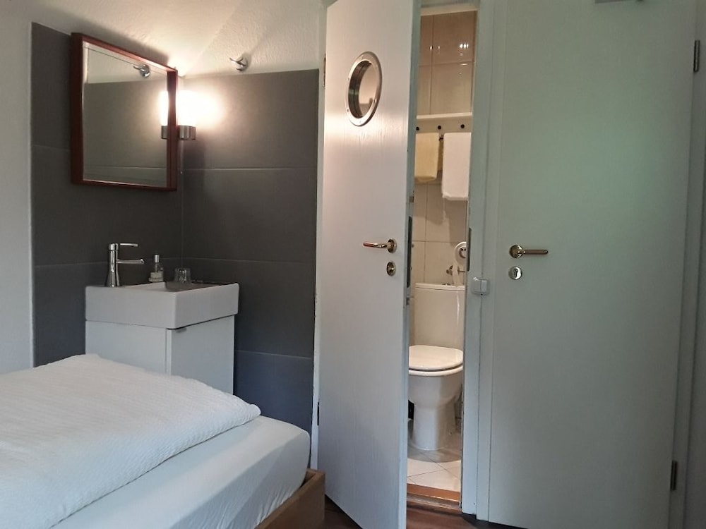 Single Room photo 2