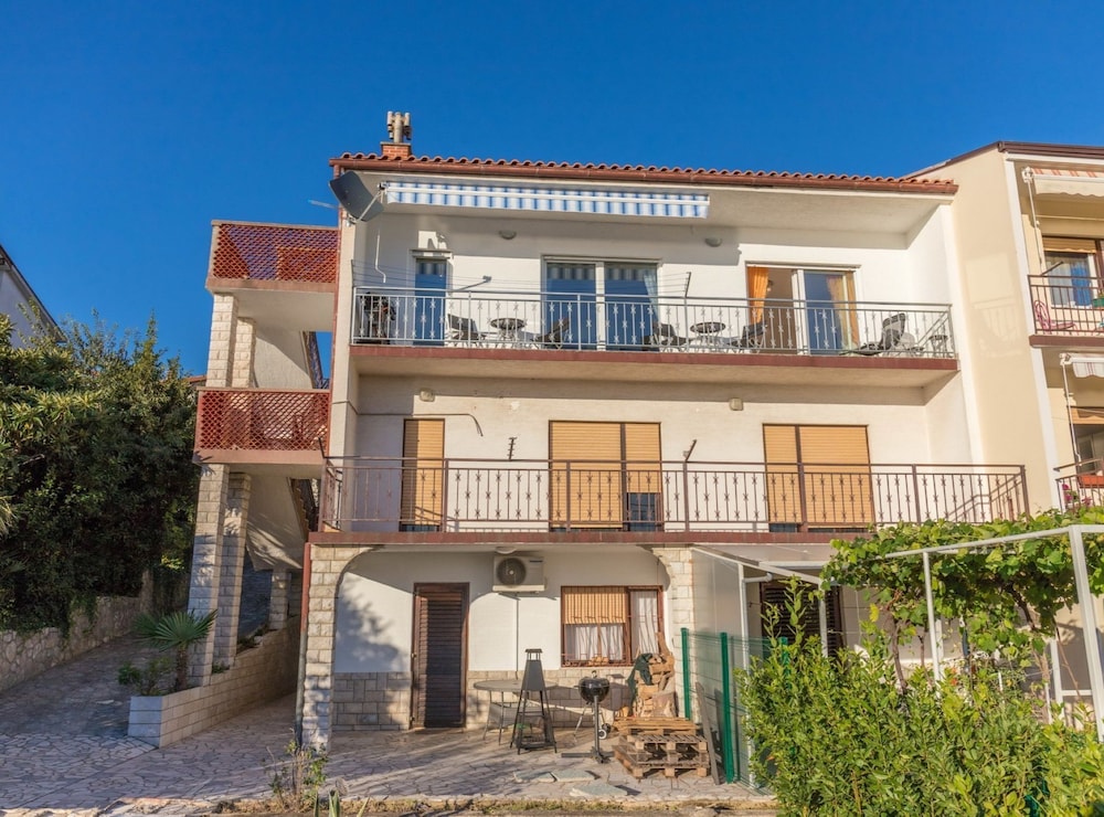 Apartment (Three Bedroom Apartment with Balcony )