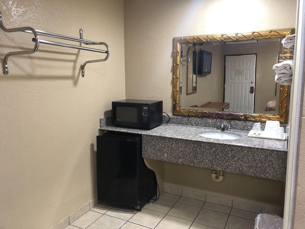 Basic Room, 1 King Bed, Non Smoking - Photo 9