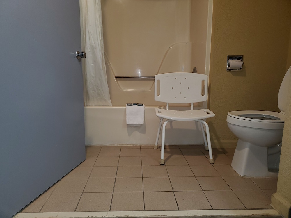 Standard Room, 1 King Bed, Accessible (1 queen bed) photo 3