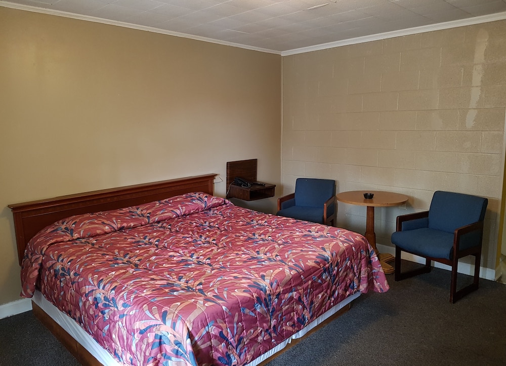 Economy Room, 1 King Bed, Non Smoking photo 1