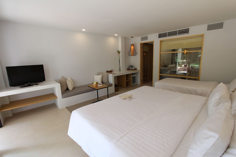 Deluxe Triple Room, Multiple Beds, Garden View - Photo 7