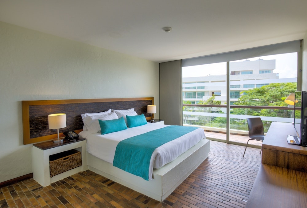 Suite, 1 King Bed, Garden View - Photo 2