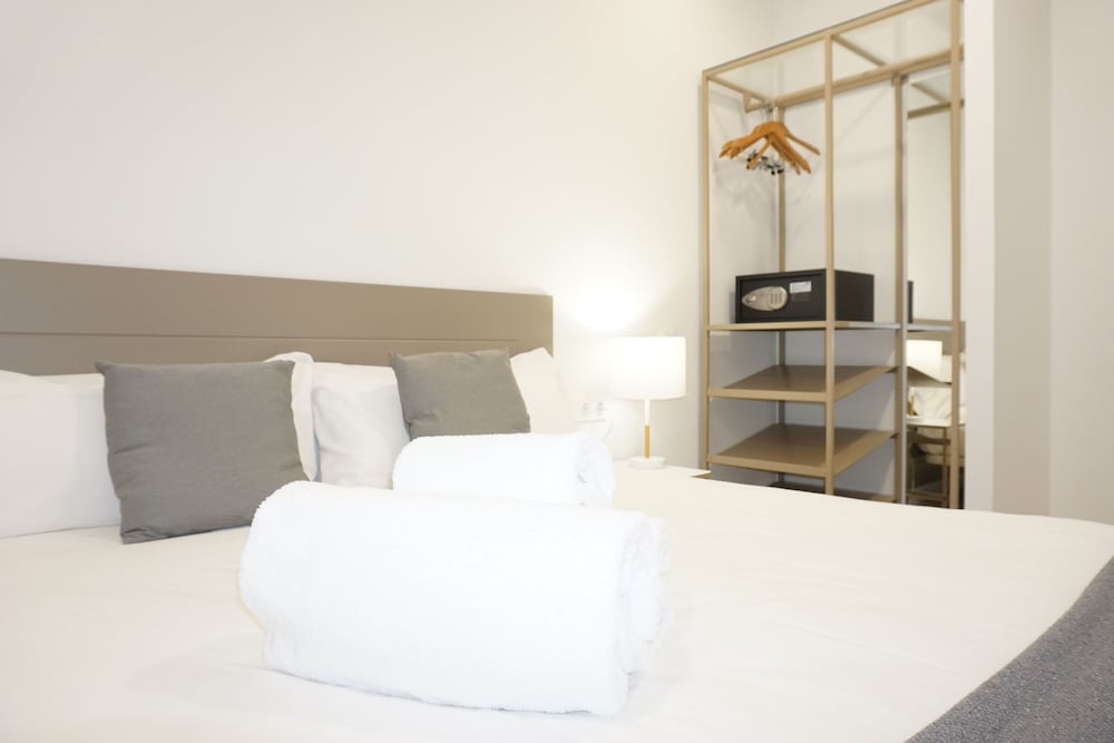 Deluxe Suite, 1 Queen Bed with Sofa bed, Non Smoking photo 3