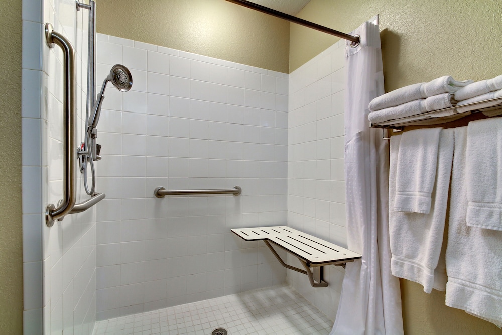 Standard Room, 2 Queen Beds, Accessible (Hearing Accessible, Roll-in Shower) - Photo 4