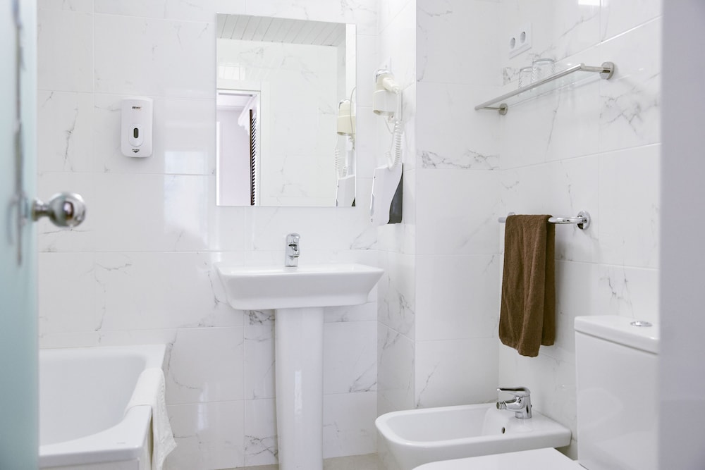 Standard Double Room - Photo 7