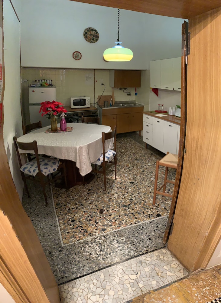Basic Room, 1 Bedroom, Non Smoking, Shared Bathroom photo 3