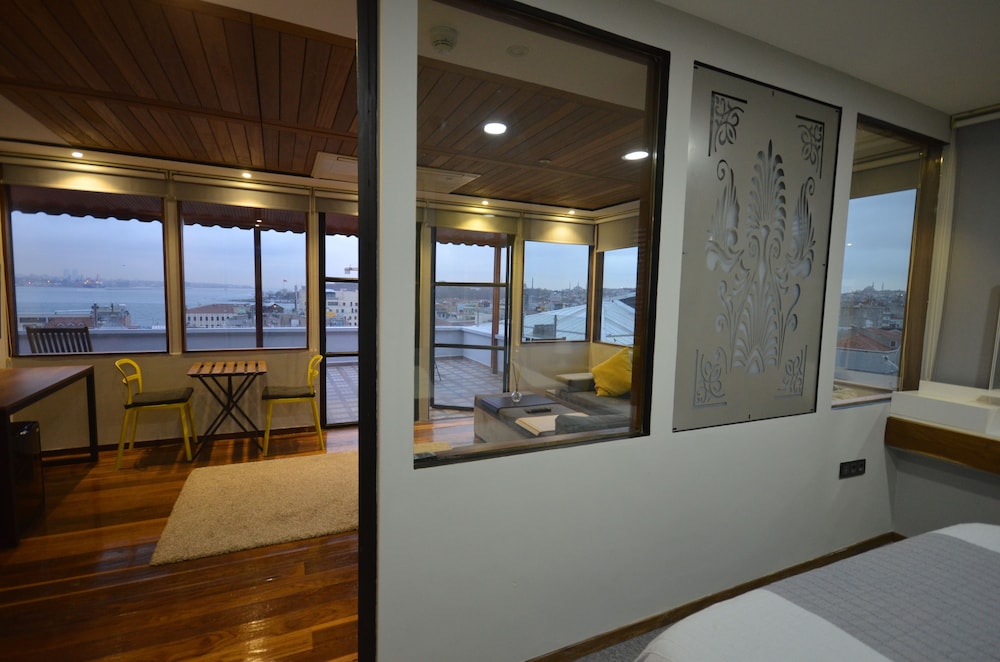 Deluxe Penthouse photo 1