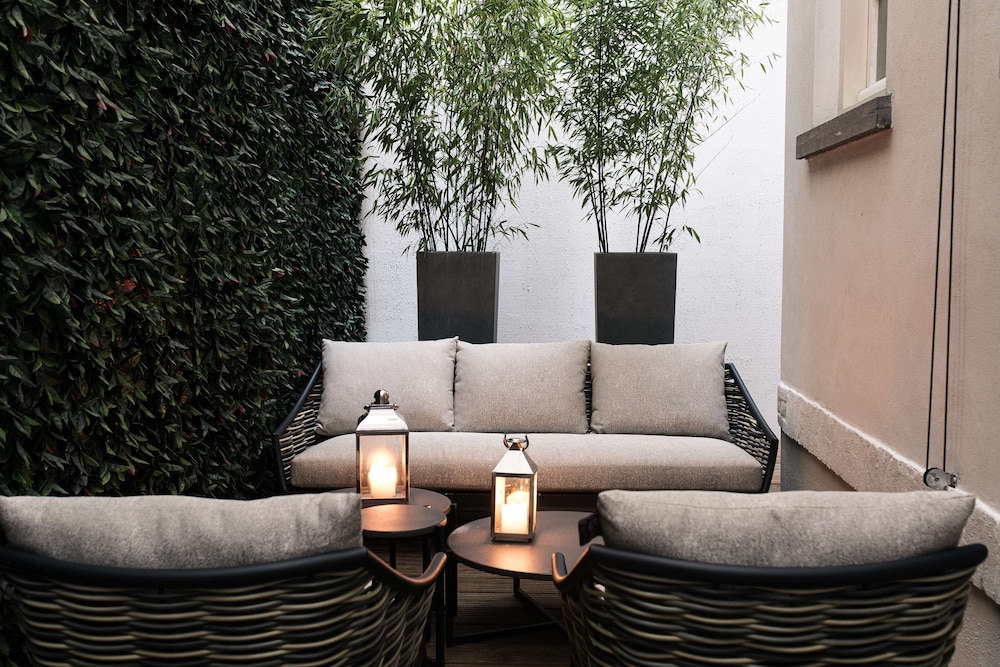 Grand Room, 1 King Bed, Patio