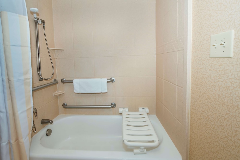 Suite, 2 Queen Beds, Accessible, Bathtub (Mobility & Hearing) photo 2