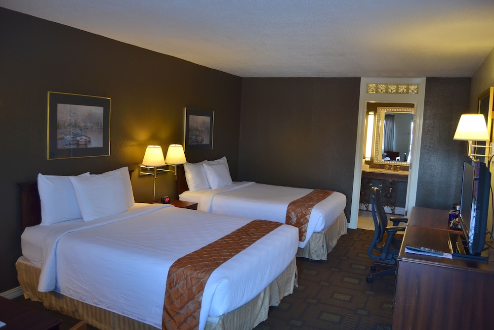 Deluxe Room, 2 Queen Beds, Refrigerator & Microwave, Courtyard Area photo 3