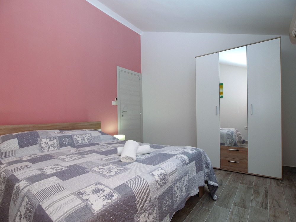 Apartment, 2 Bedrooms (898/2092)
