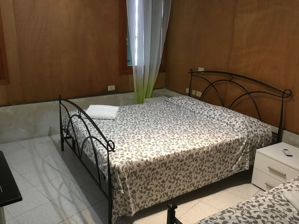 Double Room, Shared Bathroom photo 1