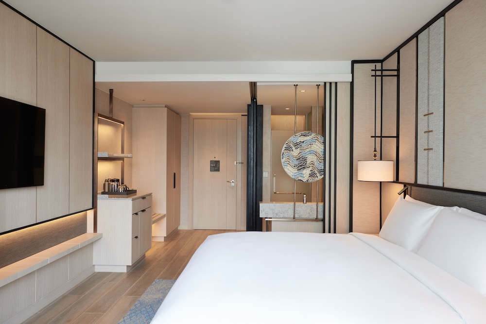 Deluxe Room, 1 King Bed photo 2