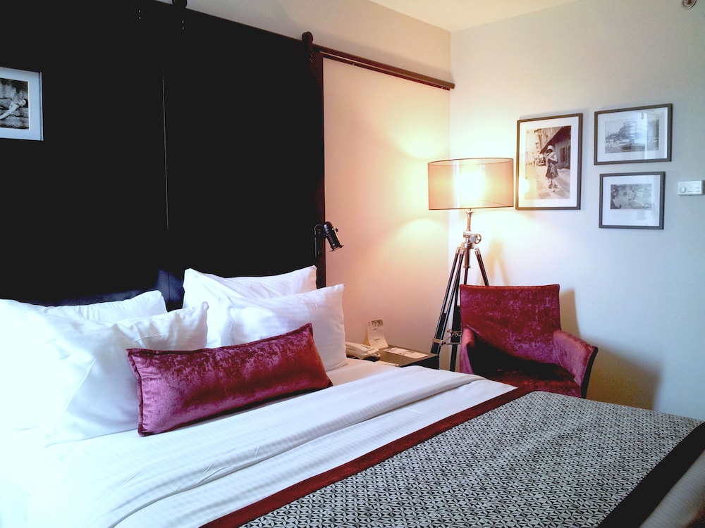 Room, Balcony - Photo 5