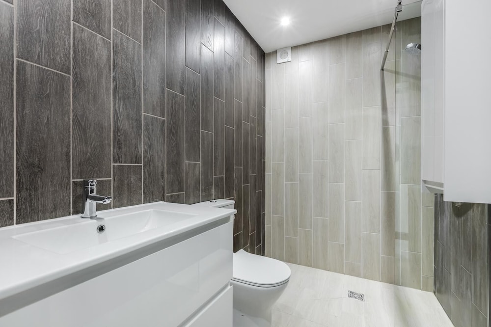 Luxury Apartment, Private Bathroom - Photo 10