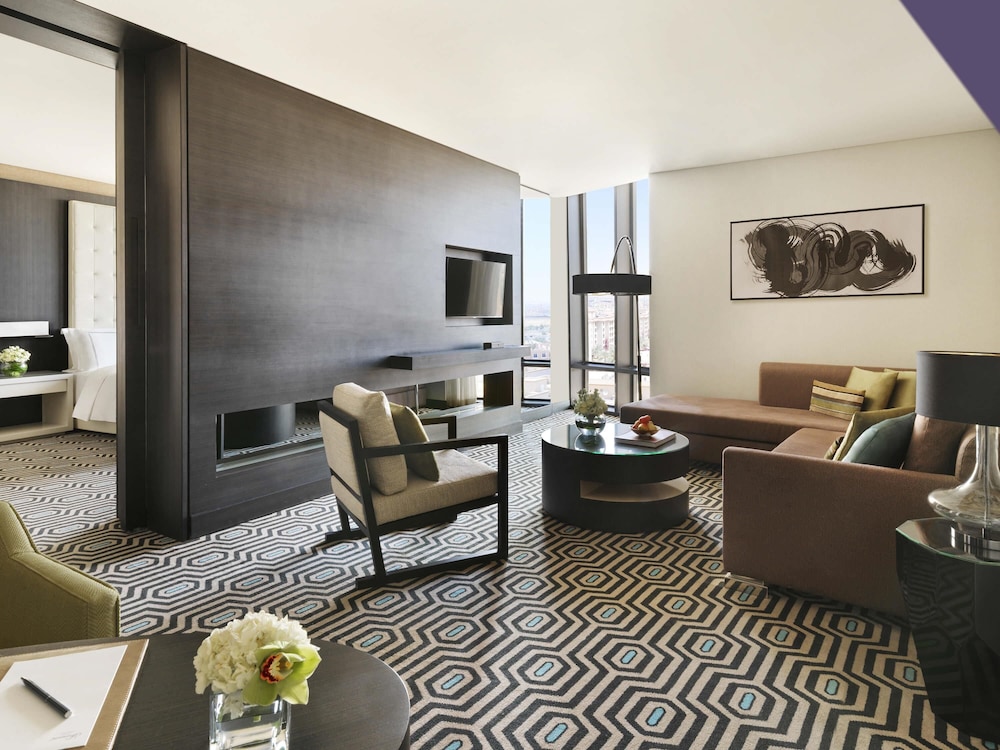 Business Suite, 1 Queen Bed with Sofa bed