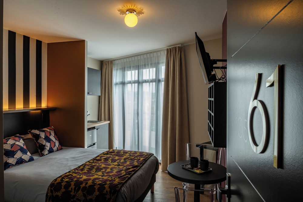 Luxury Studio, Balcony, City View