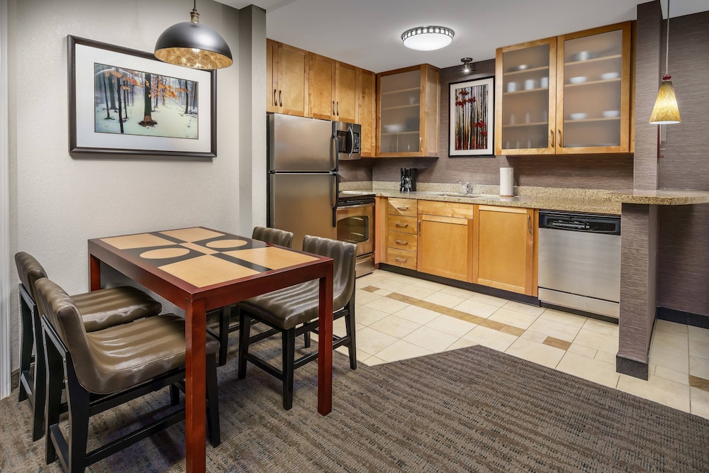 Suite, 2 Bedrooms - Photo 2